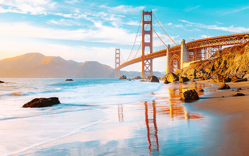 Vue panoramique classique du célèbre Golden Gate Bridge vu de la pittoresque Baker Beach, Californie, USA.jpg