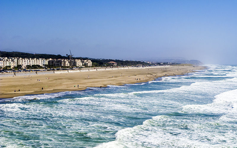 les gens apprécient les vaves à Ocean Beach à San Francisco, États-Unis